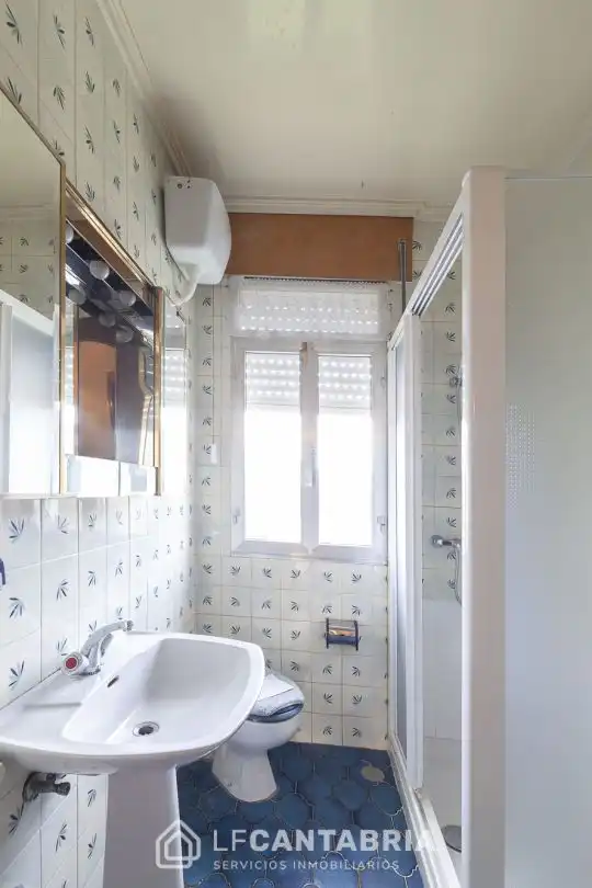 Bathroom of Houses for sale in Santander  with Heating, Private garden and Balcony