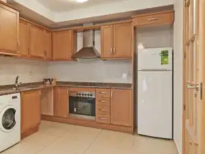 Cuina de Apartament de lloguer en Torredembarra amb Aire condicionat, Calefacció i Moblat