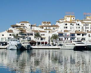 Vista exterior de Edifici en venda en Estepona