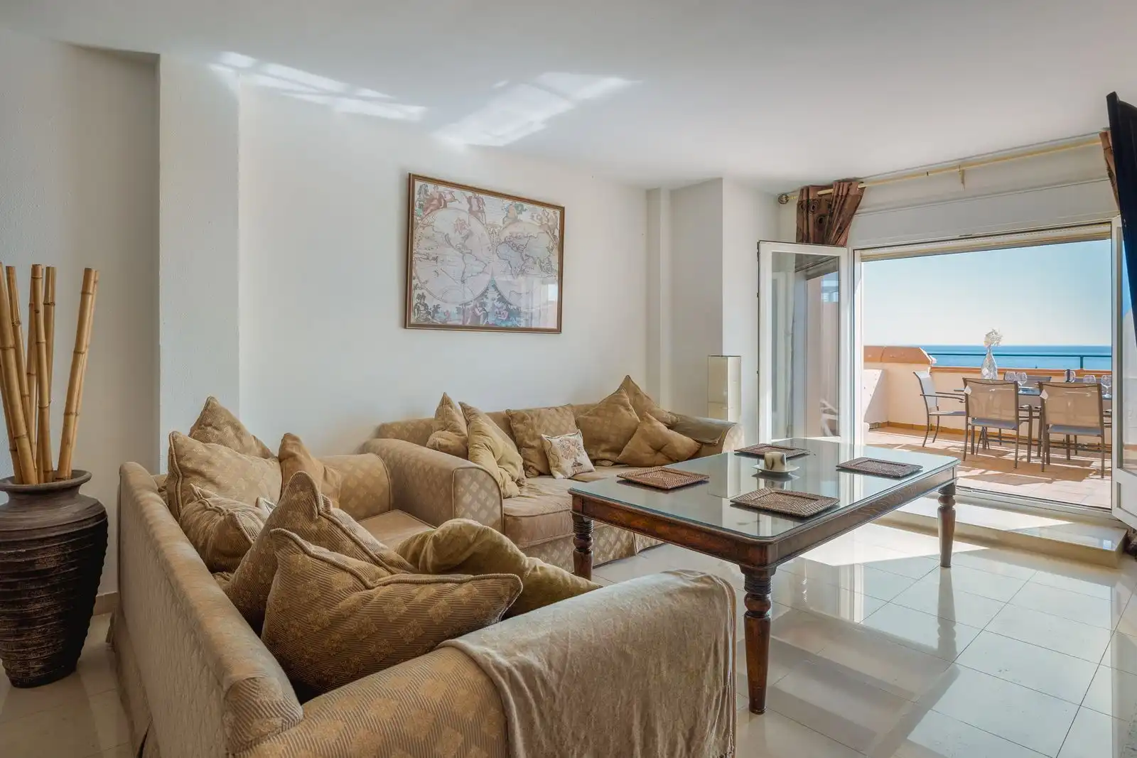 Sala de estar de Casa o chalet en venta en Estepona con Aire acondicionado, Terraza y Piscina comunitaria