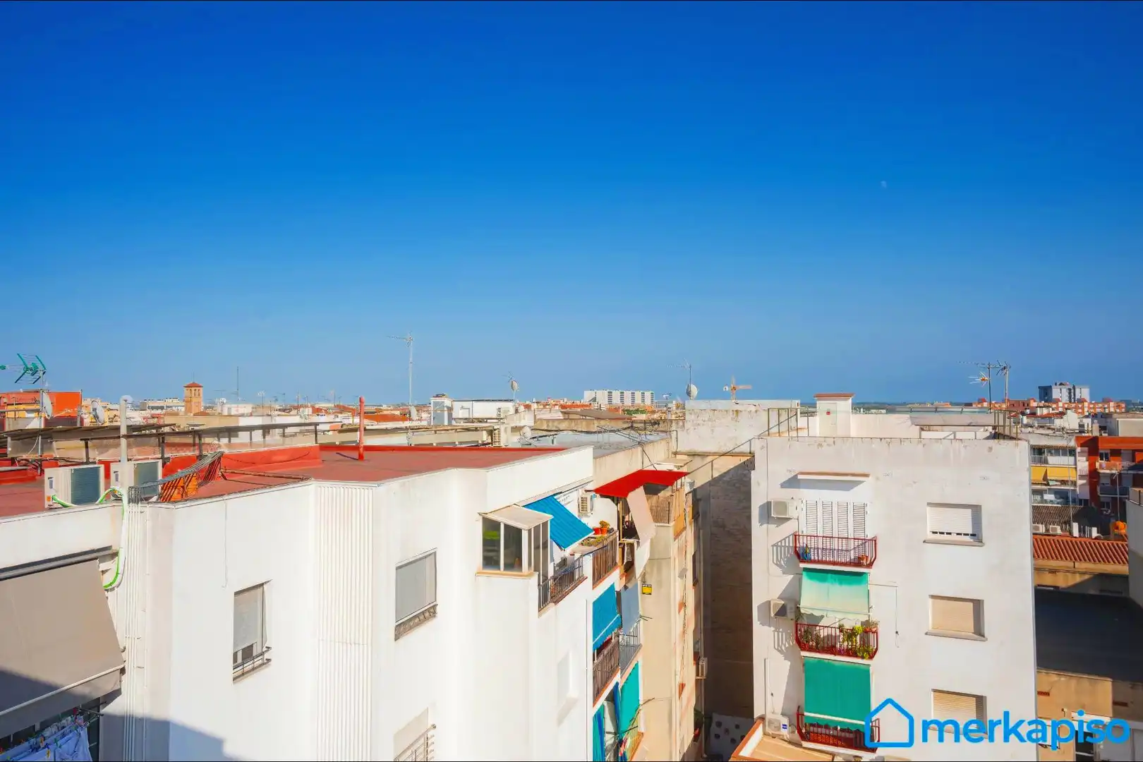 Vista exterior de Àtic en venda en Viladecans amb Aire condicionat, Parquet i Balcó