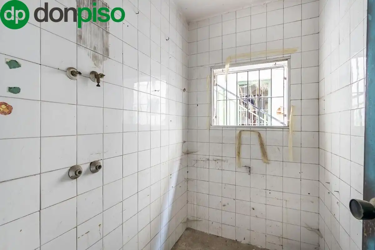 Bathroom of Houses for sale in Granada  with Terrace and Balcony