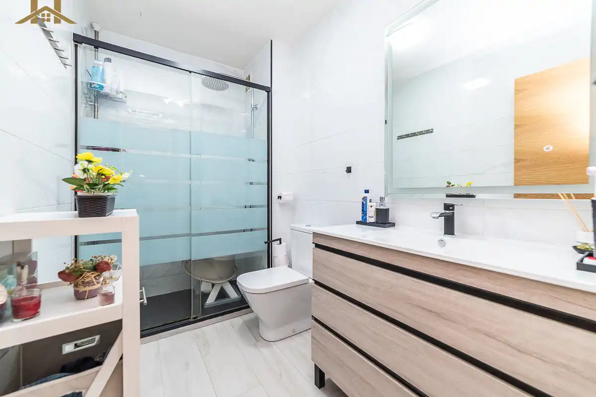 Badezimmer von Wohnung zum Verkauf in Fuenlabrada mit Klimaanlage, Heizung und Terrasse
