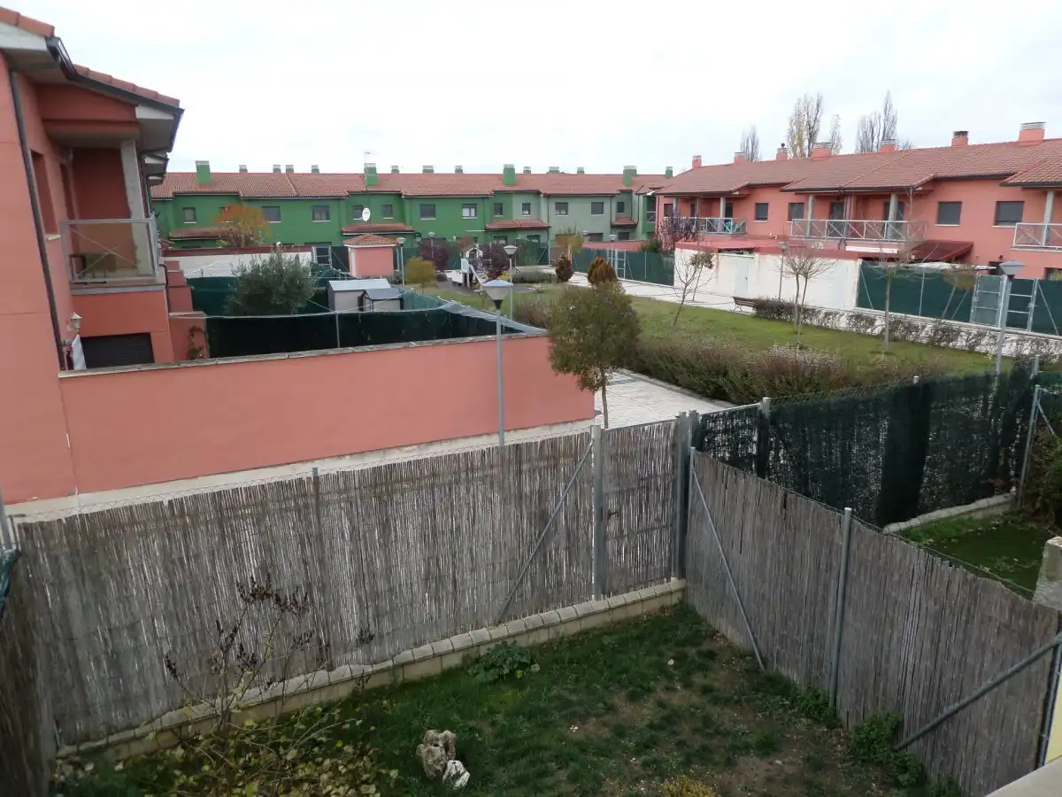 Casa adosada en venta en Tudela de Duero con Calefacción y Jardín privado