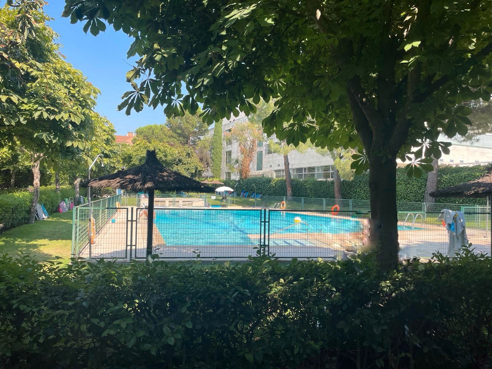 Swimming pool of Flat for sale in Pozuelo de Alarcón  with Heating, Furnished and Oven