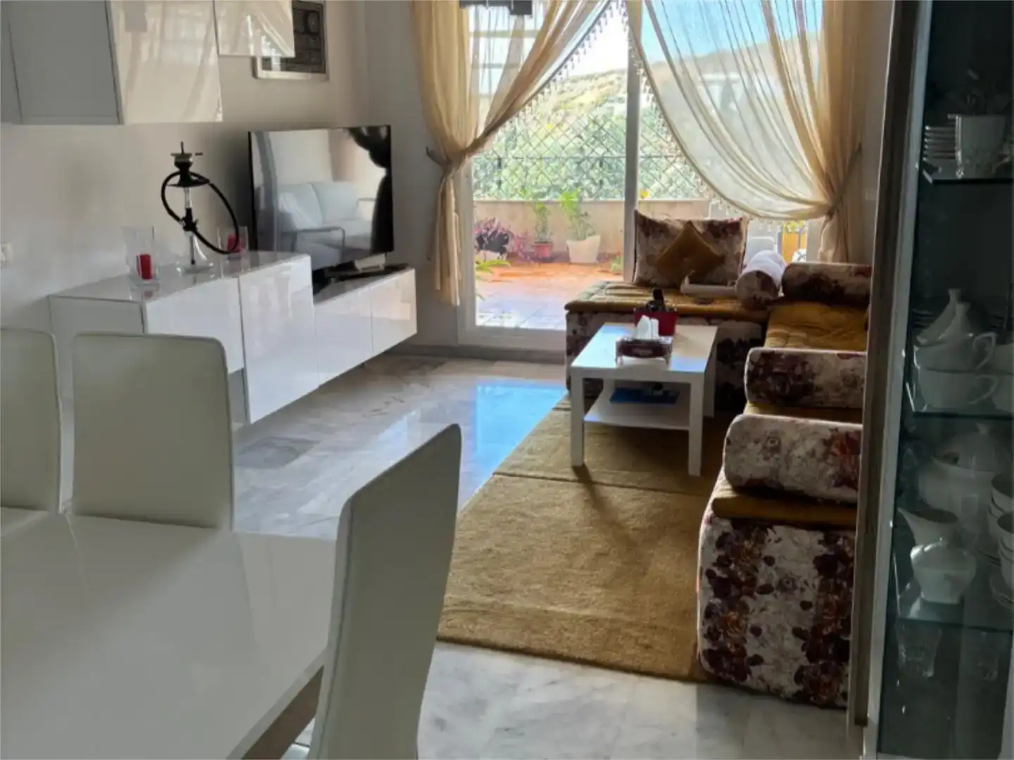 Sala d'estar de Pis per a compartir en Casares amb Jardí privat, Piscina i Moblat