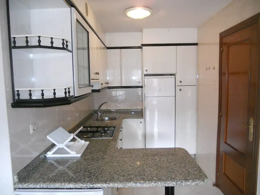 Cocina de Piso en venta en Ames con Calefacción, Trastero y Amueblado