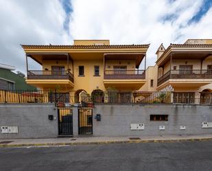 Vista exterior de Casa adosada en venda en Arucas amb Jardí privat, Terrassa i Balcó