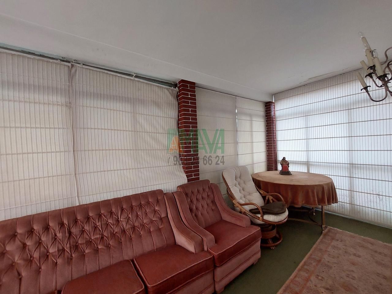 Sala d'estar de Casa adosada en venda en Ourense Capital  amb Calefacció i Jardí privat