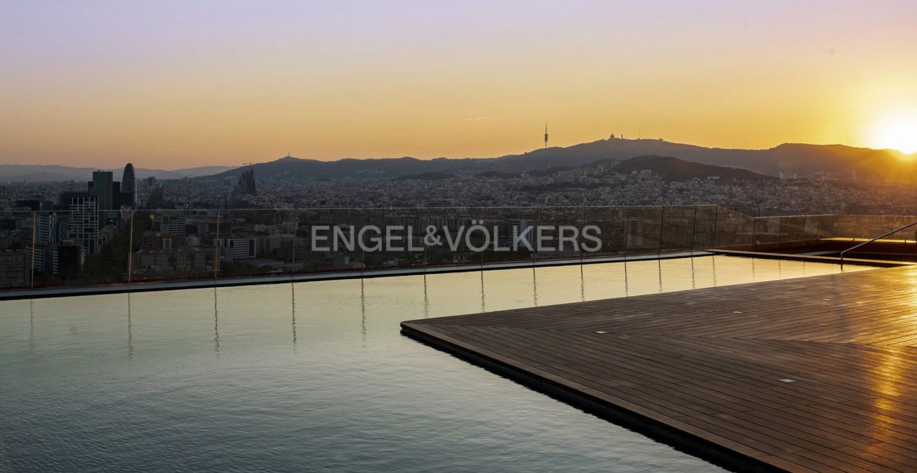 Exterior view of Apartment for sale in  Barcelona Capital  with Air Conditioner, Heating and Parquet flooring