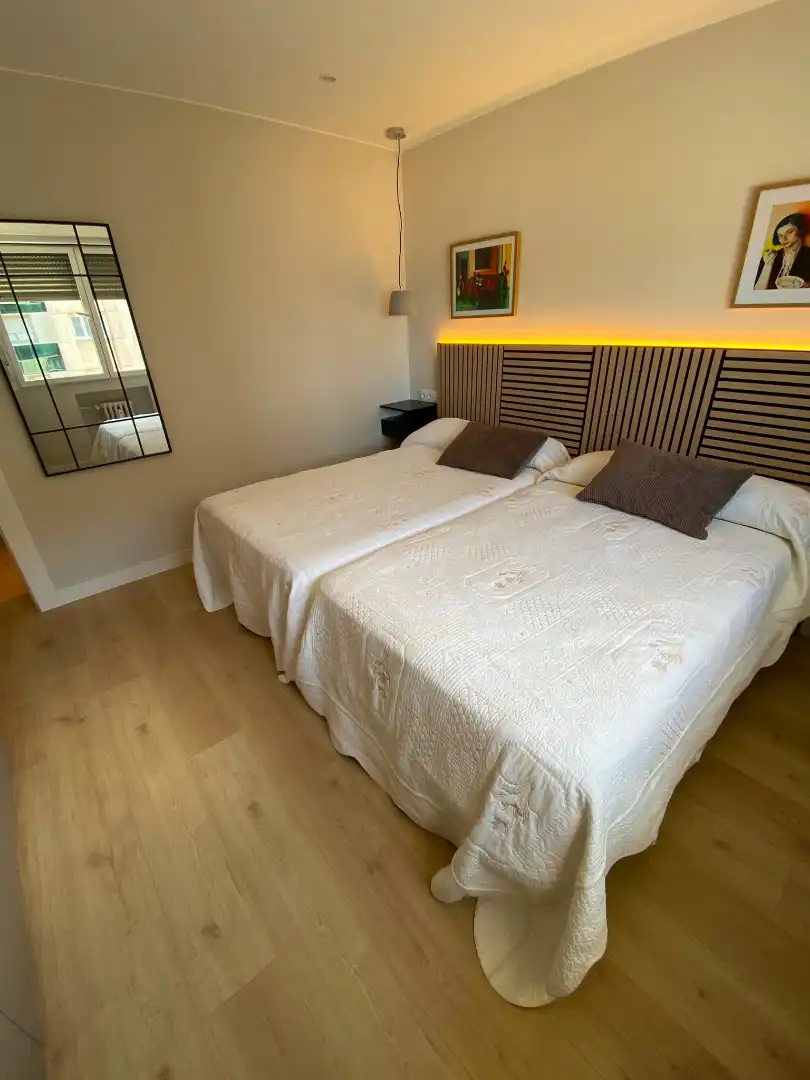 Schlafzimmer von Wohnung zur Miete in Gijón  mit Heizung, Parkett und Möbliert