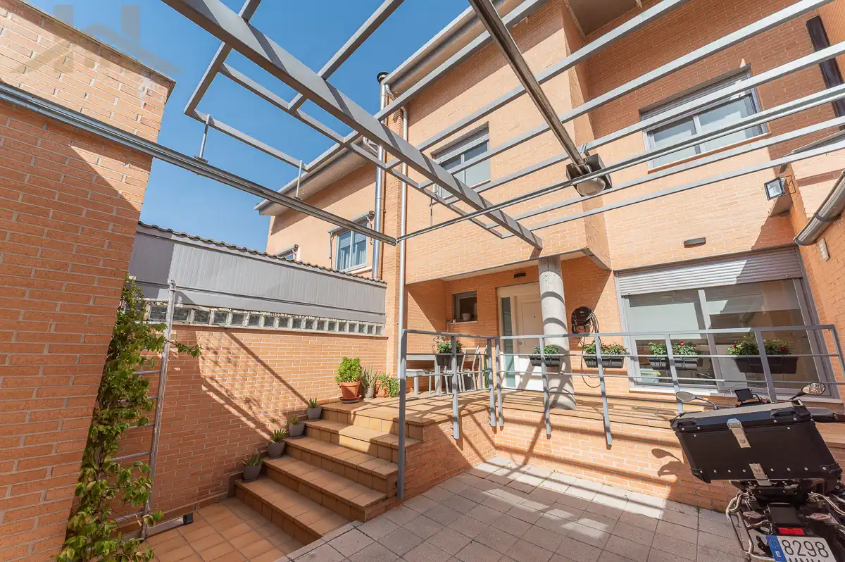 Vista exterior de Casa adosada en venda en Arroyomolinos (Madrid) amb Aire condicionat, Jardí privat i Terrassa