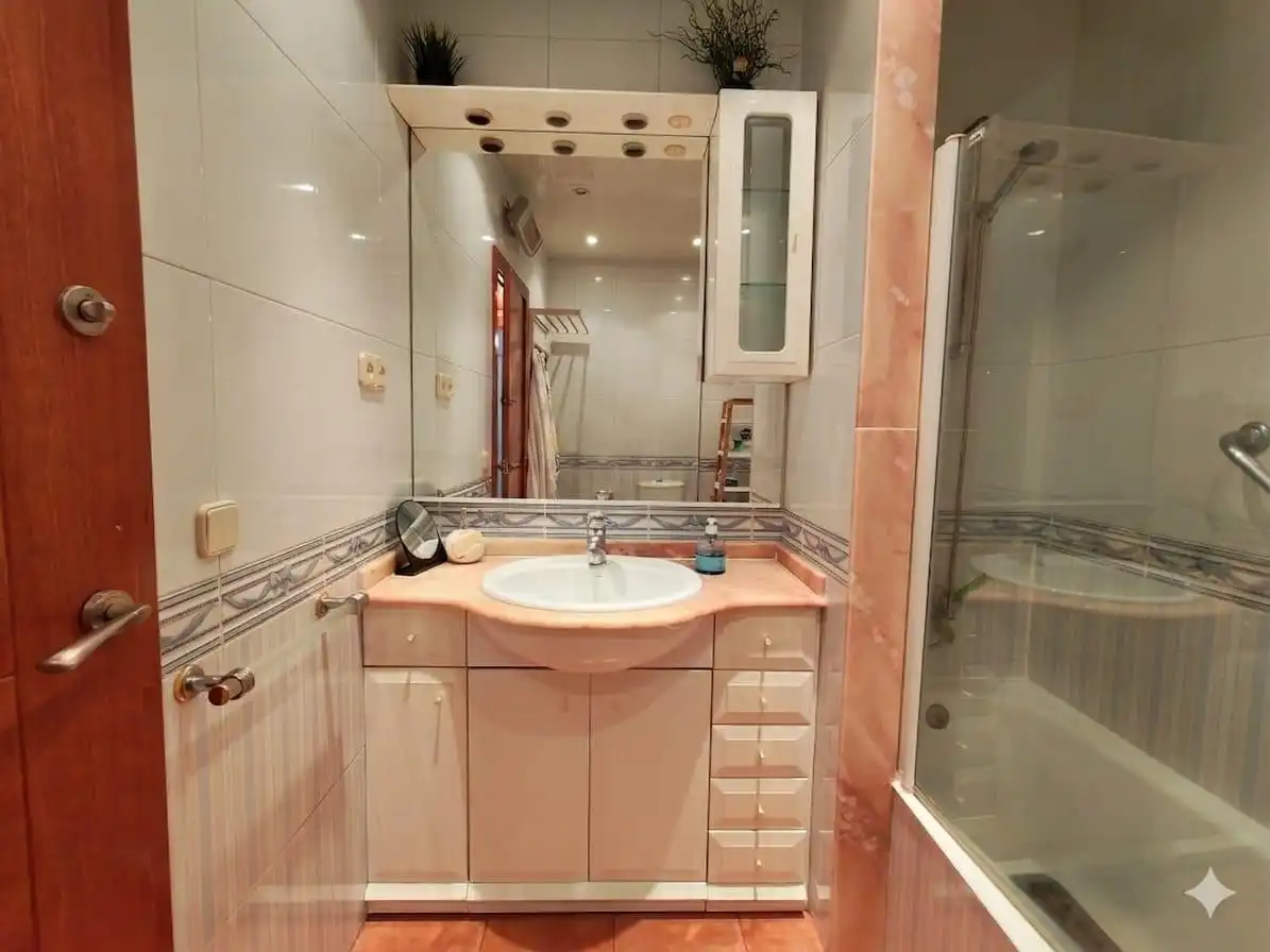 Baño de Apartamento en venta en Barcelona con Aire acondicionado, Calefacción y Parquet