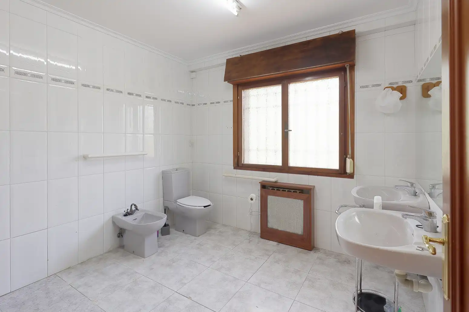 Bany de Casa o xalet en venda en Gijón  amb Calefacció, Parquet i Terrassa