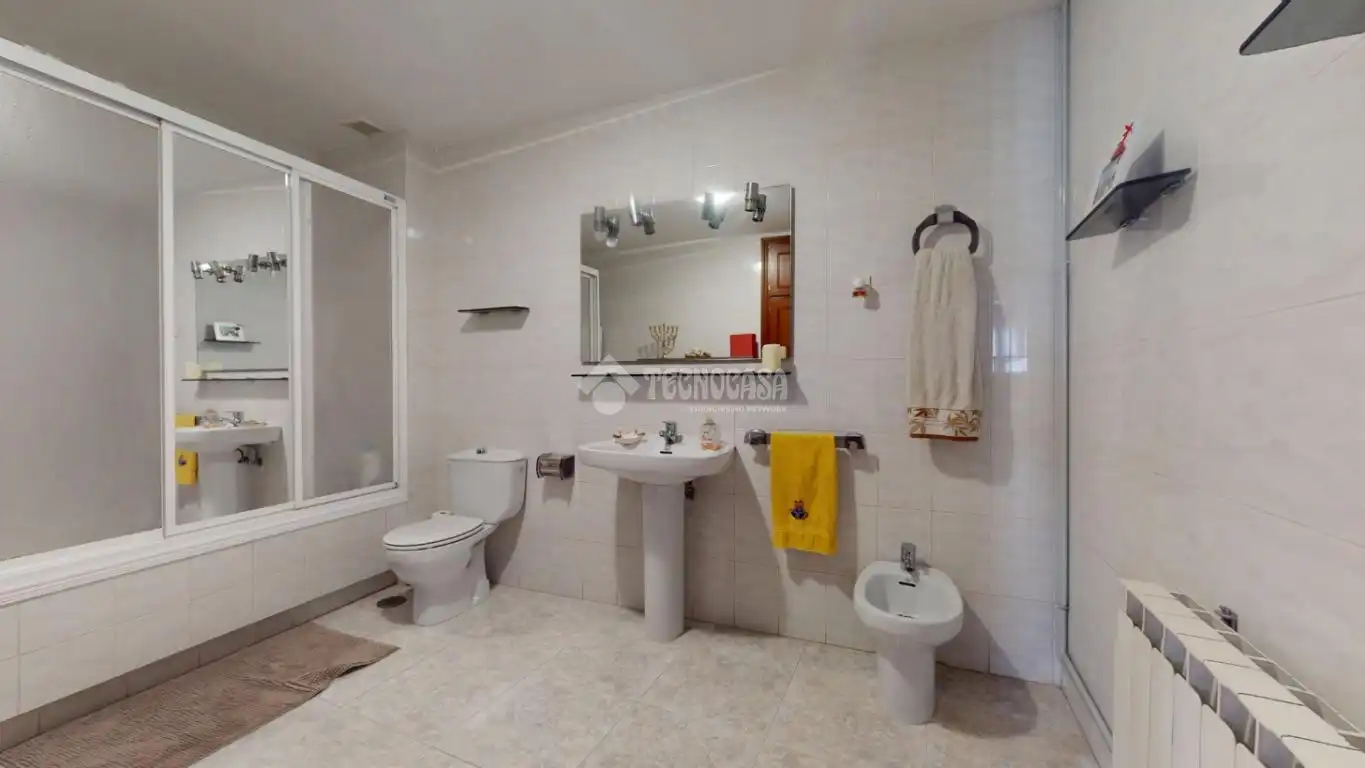 Baño de Casa adosada en venta en Horche con Calefacción, Terraza y Balcón