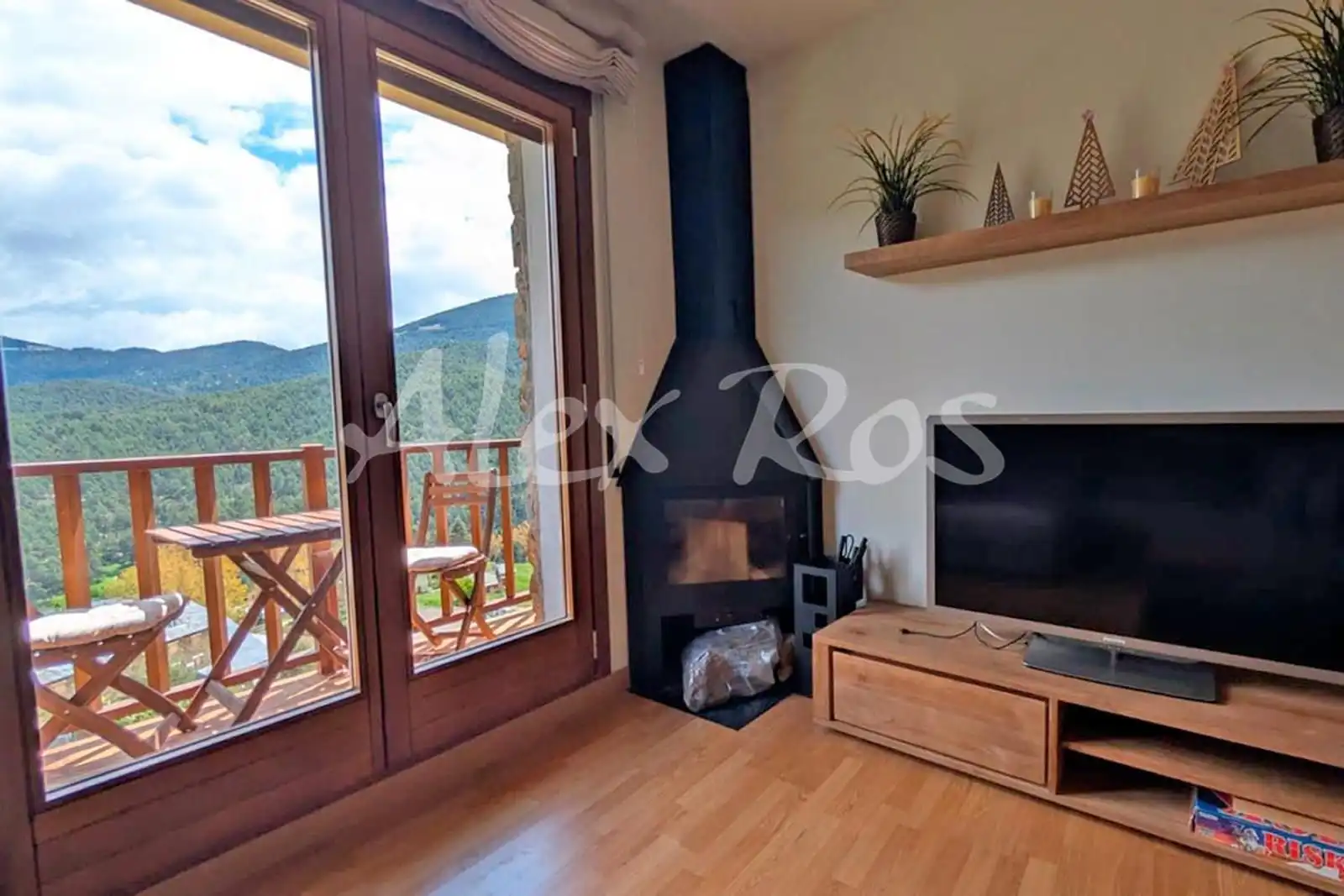 Wohnzimmer von Wohnung zum Verkauf in Alp mit Heizung, Terrasse und Abstellraum