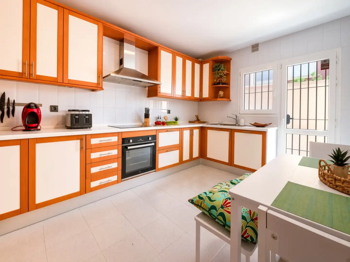 Cuina de Casa adosada en venda en Marbella amb Aire condicionat, Jardí privat i Terrassa