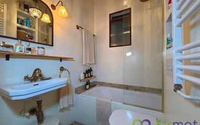 Bathroom of Flat for sale in  Barcelona Capital  with Air Conditioner, Heating and Parquet flooring