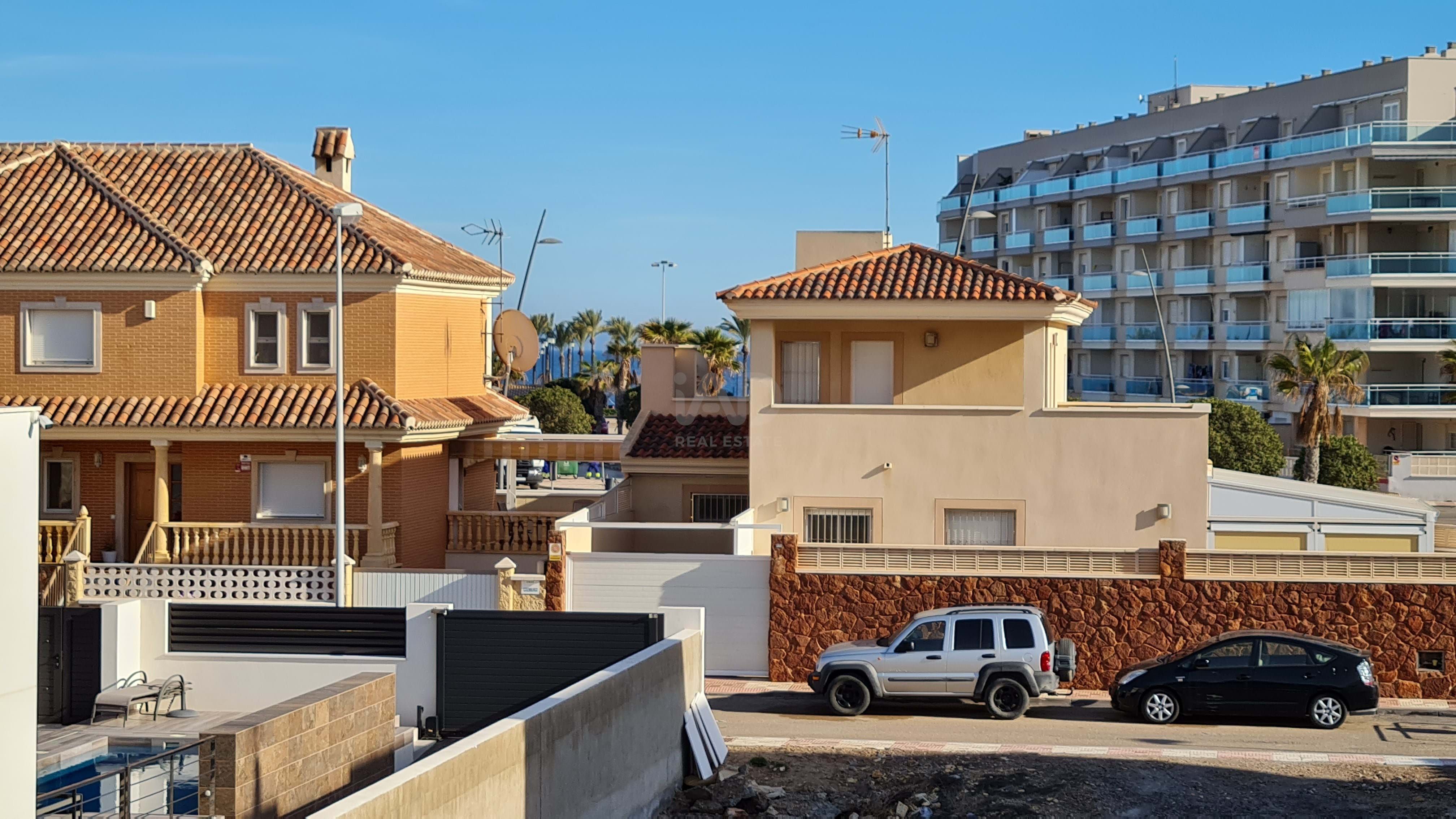 Vista exterior de Casa o xalet en venda en Roquetas de Mar amb Aire condicionat i Terrassa