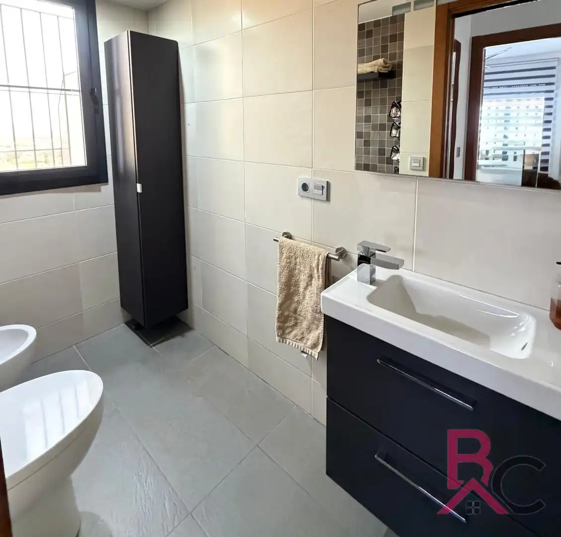 Badezimmer von Dachboden zum Verkauf in Moncofa mit Klimaanlage, Terrasse und Ofen