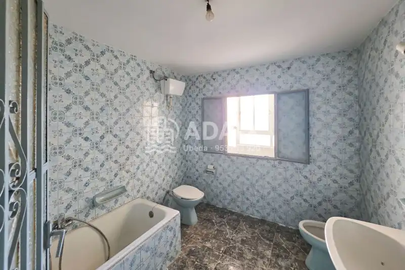 Bathroom of Houses for sale in Úbeda