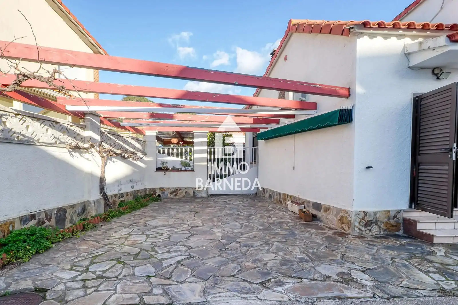 Außenansicht von Einfamilien-Reihenhaus zum Verkauf in Roses mit Klimaanlage, Heizung und Terrasse