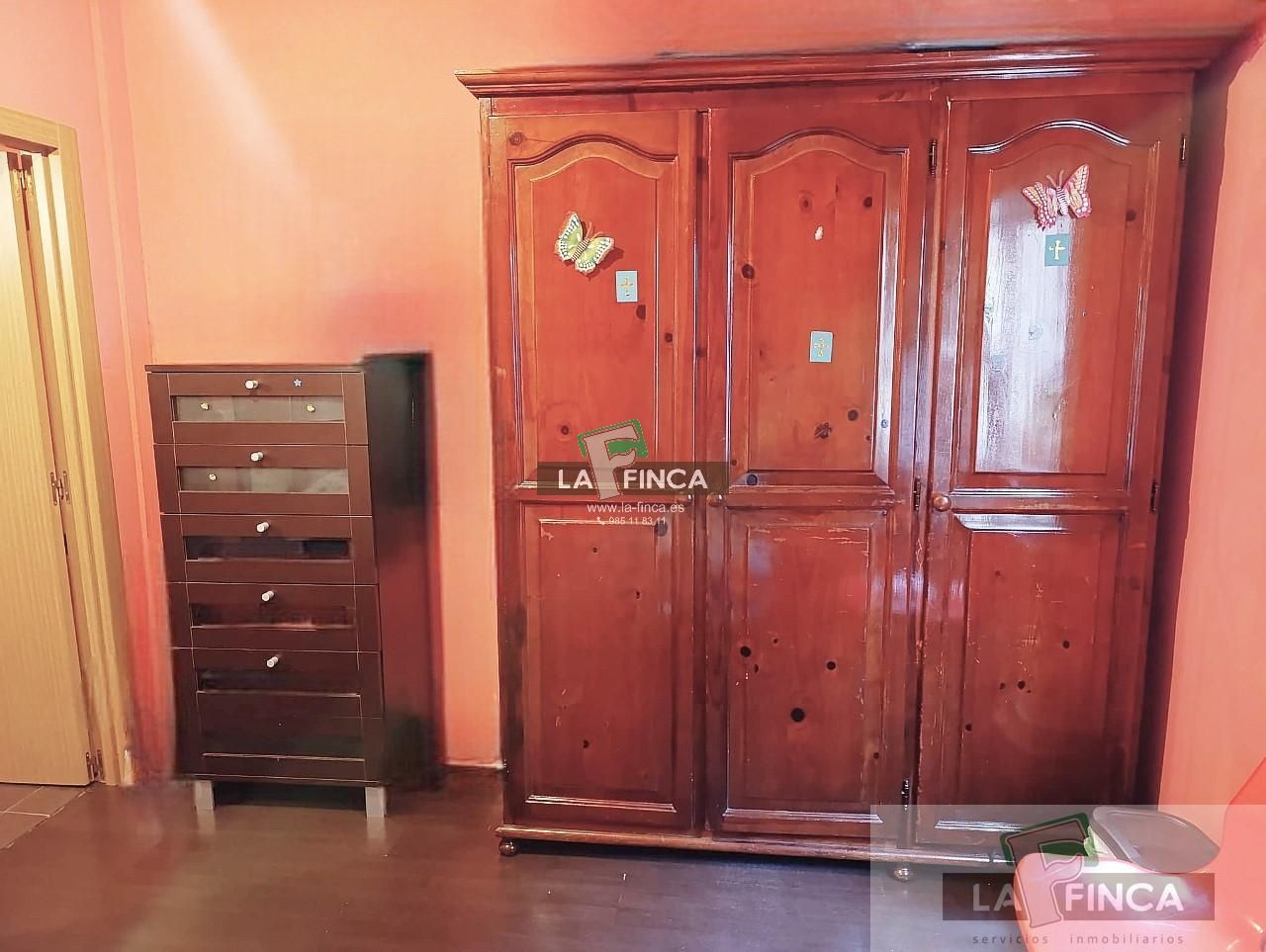 Dormitori de Pis en venda en Oviedo  amb Calefacció