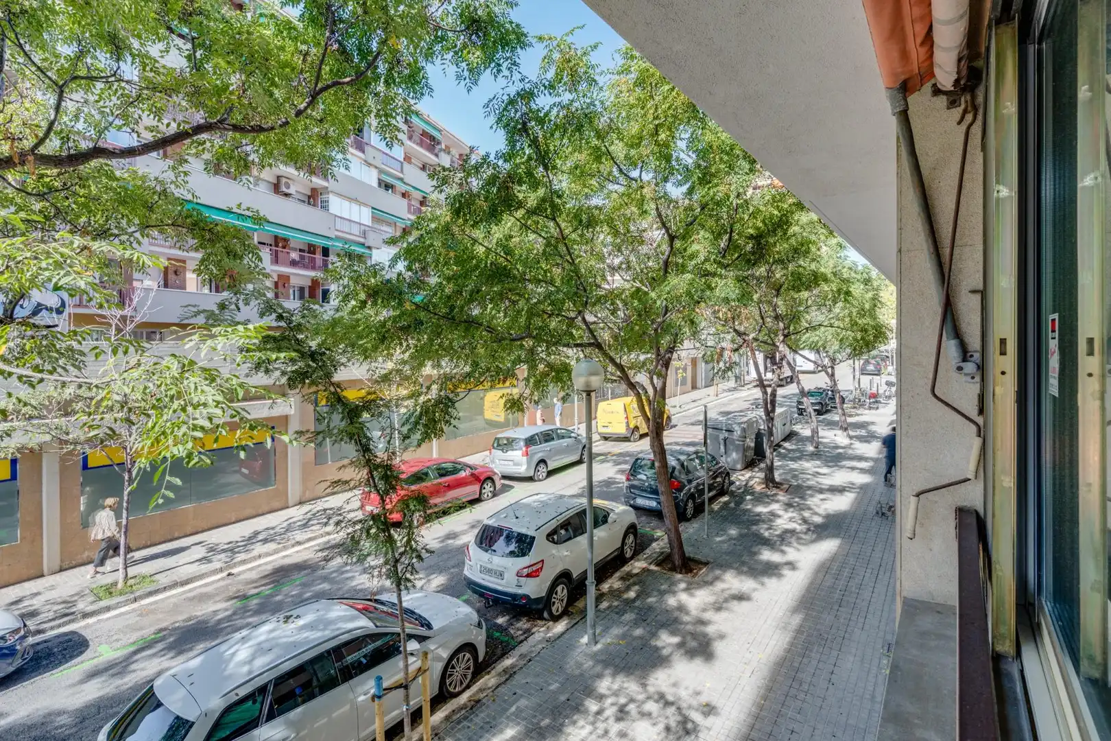 Vista exterior de Piso en venta en Barcelona con Balcón y Alarma