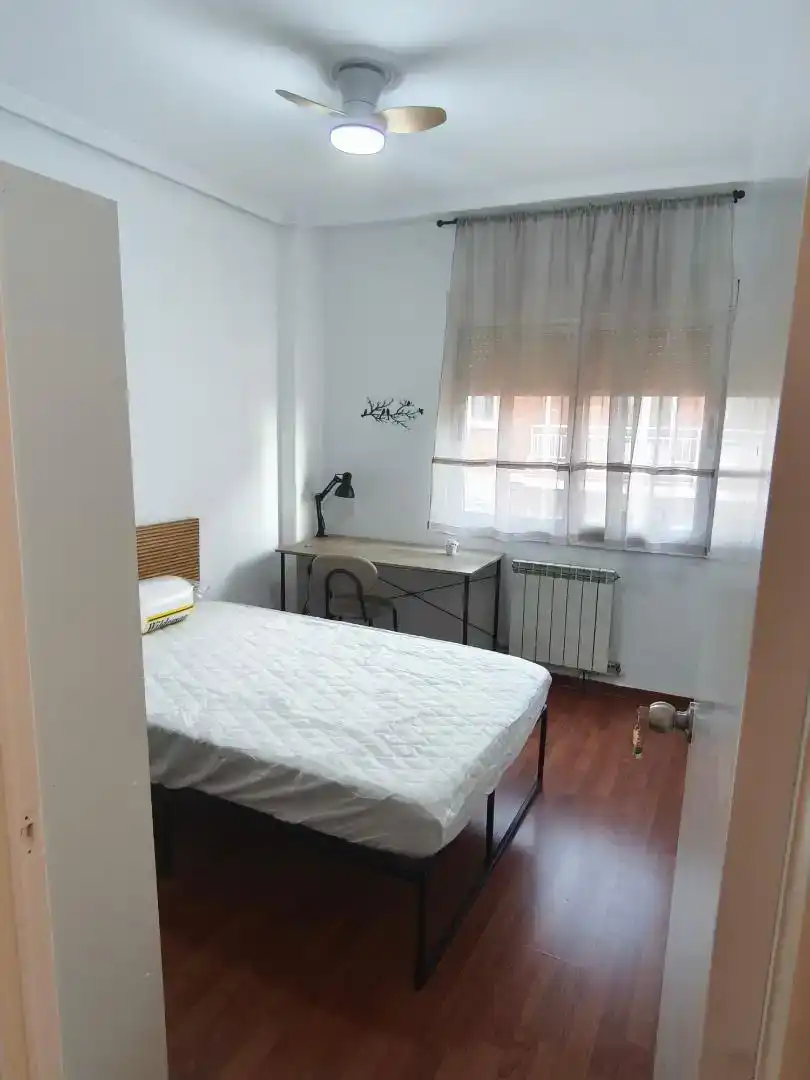 Dormitori de Pis per a compartir en Zamora Capital  amb Parquet, Moblat i Forn