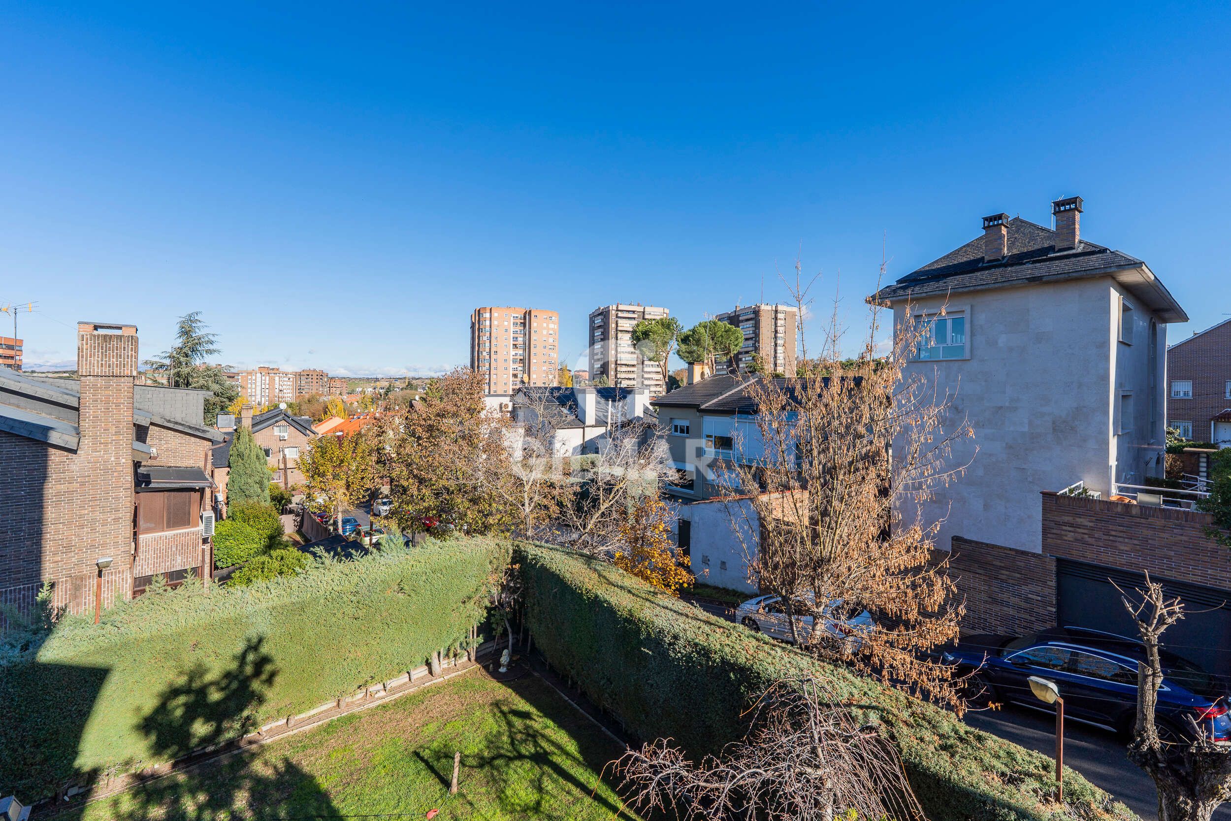 Vista exterior de Casa adosada en venda en  Madrid Capital amb Calefacció, Jardí privat i Piscina