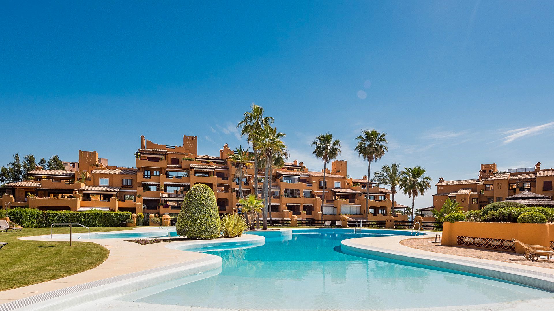 Exterior view of Flat for sale in Estepona  with Air Conditioner, Heating and Terrace