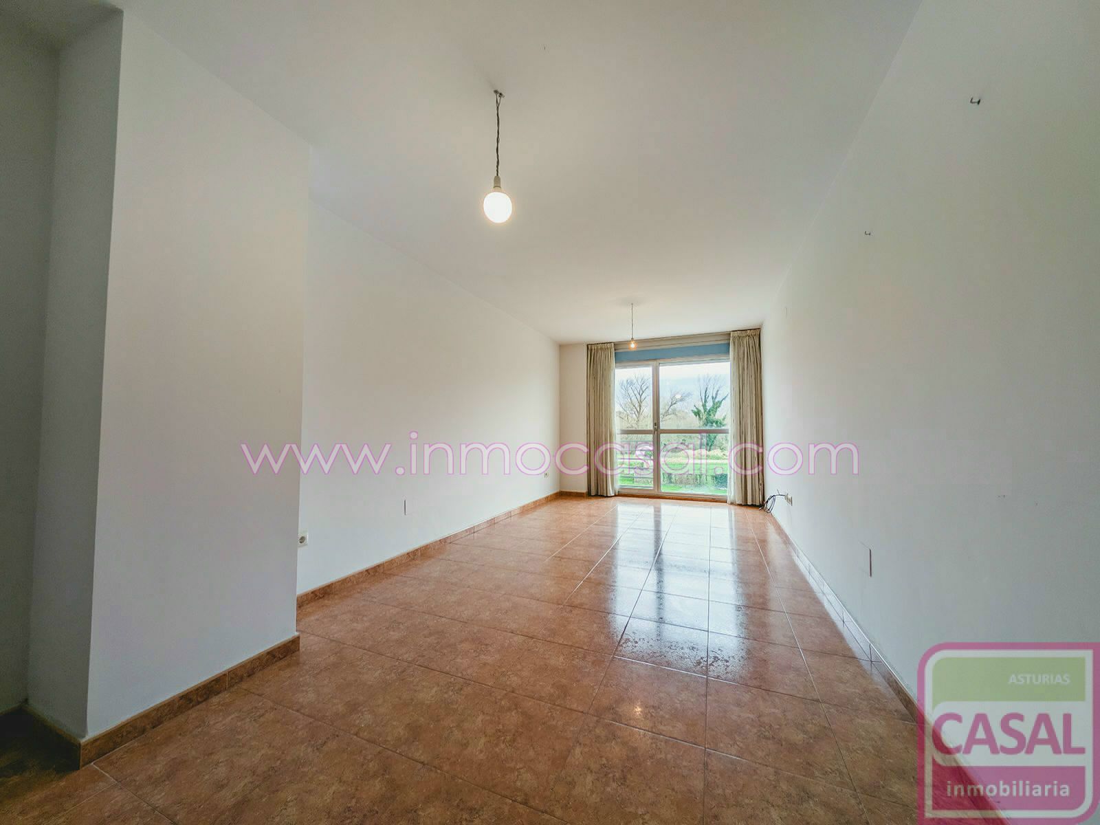 Sala d'estar de Pis en venda en Oviedo  amb Calefacció i Traster