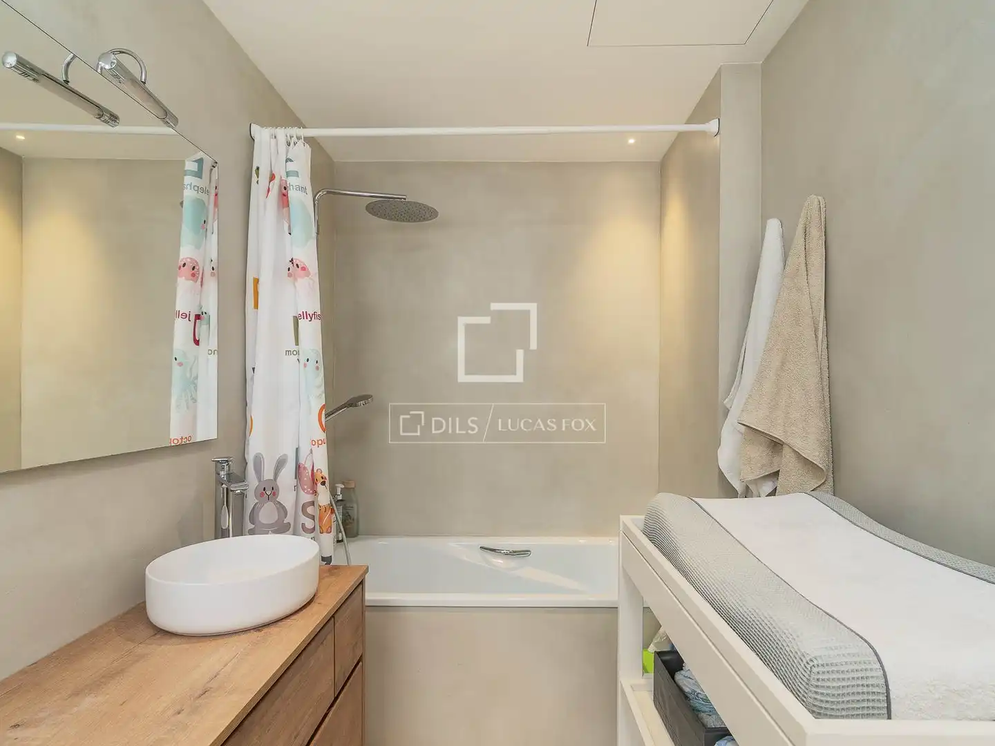 Badezimmer von Dachboden zum Verkauf in Barcelona mit Klimaanlage, Heizung und Terrasse