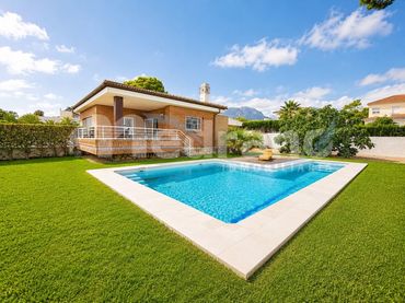 Villa mit Balkon zum Verkauf in Urbanizaciones