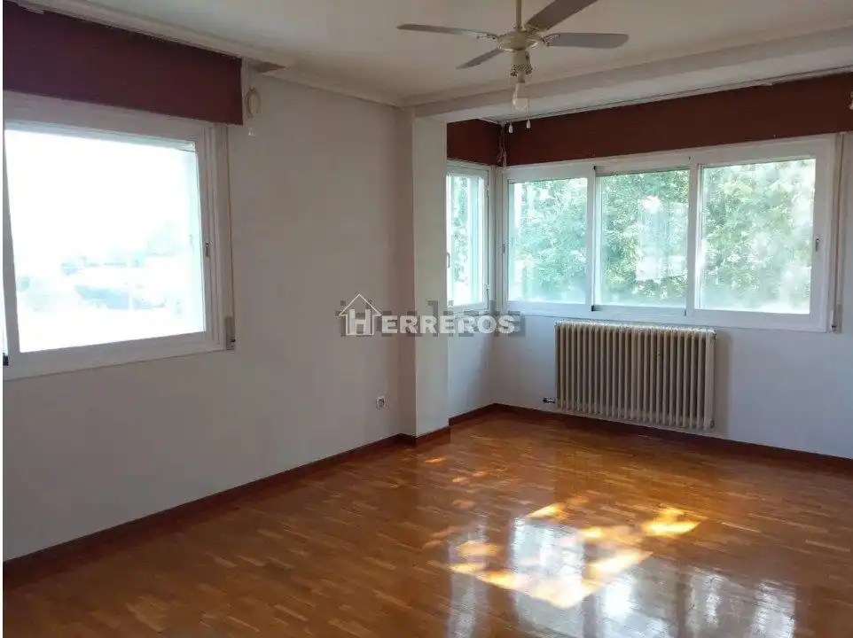 Bedroom of Flat for sale in  Logroño  with Heating, Parquet flooring and Storage room