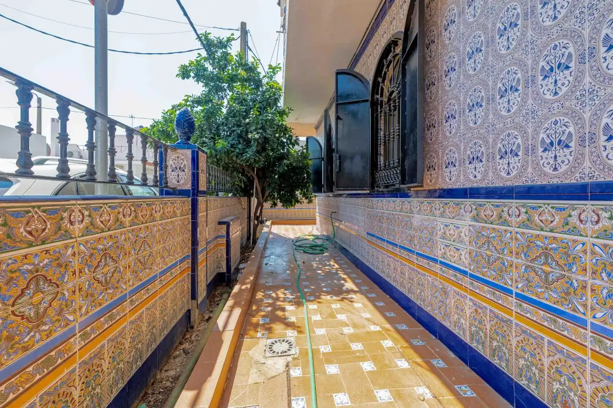 Vista exterior de Casa adosada en venda en Sevilla amb Calefacció