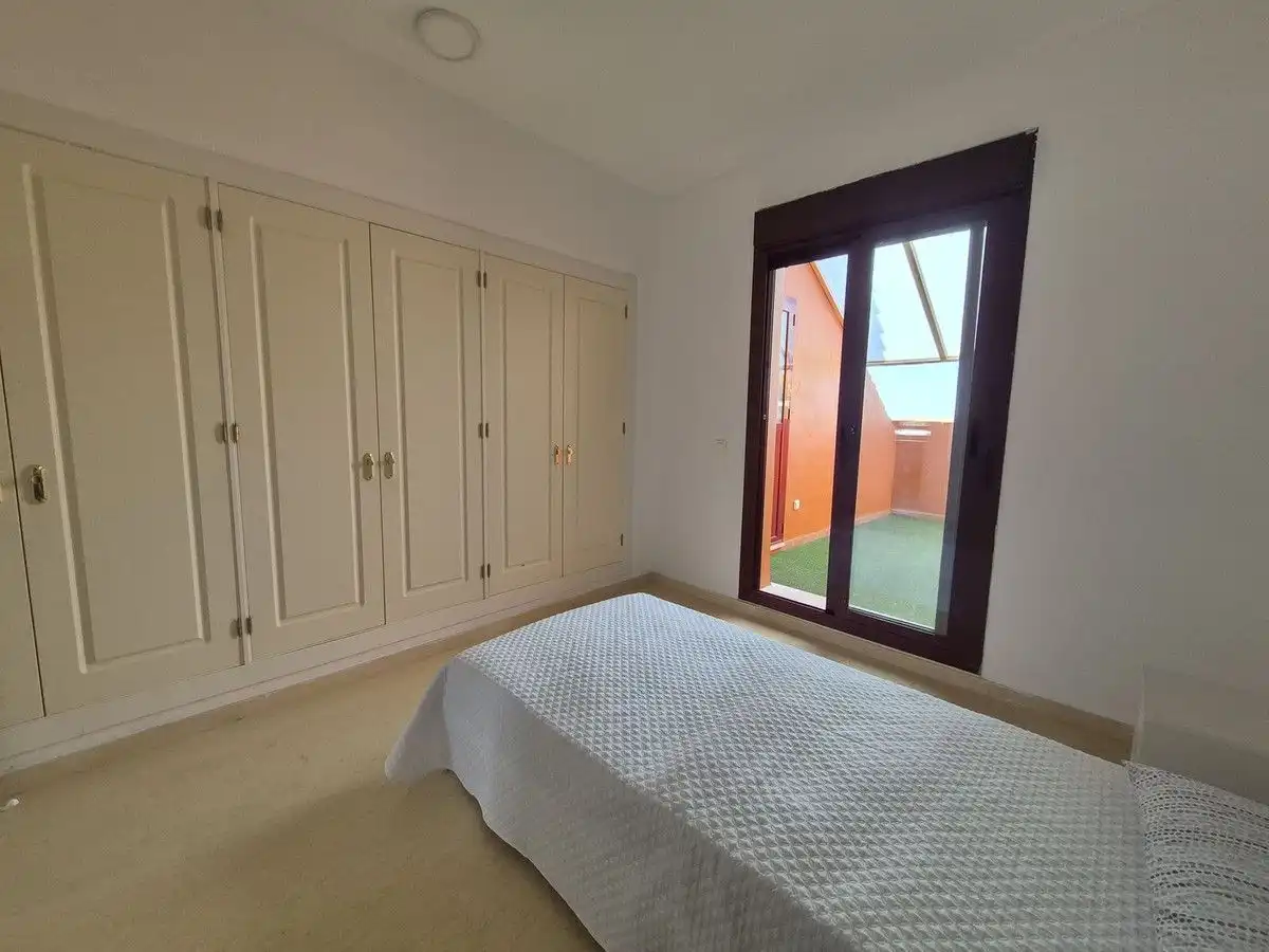 Schlafzimmer von Dachboden zum Verkauf in Manilva mit Klimaanlage, Heizung und Terrasse