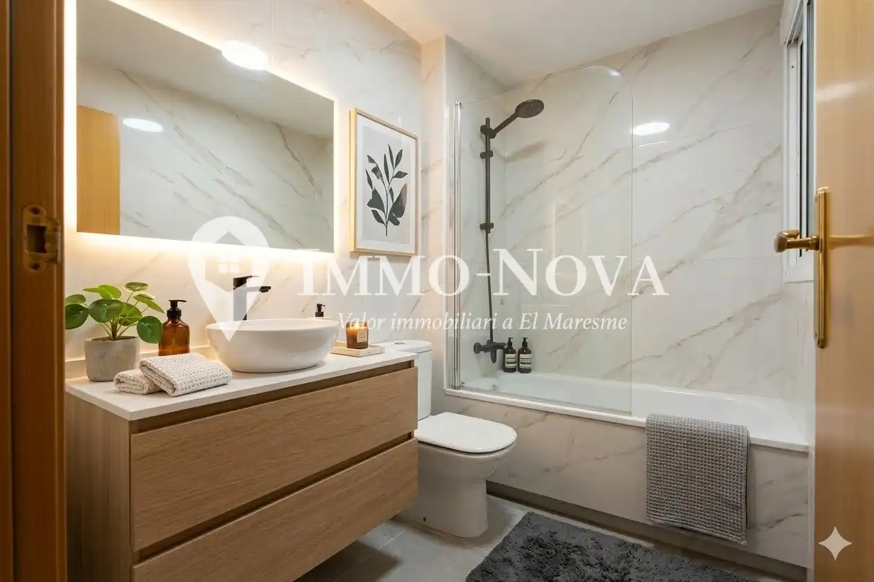 Baño de Ático en venta en Mataró con Calefacción, Parquet y Terraza