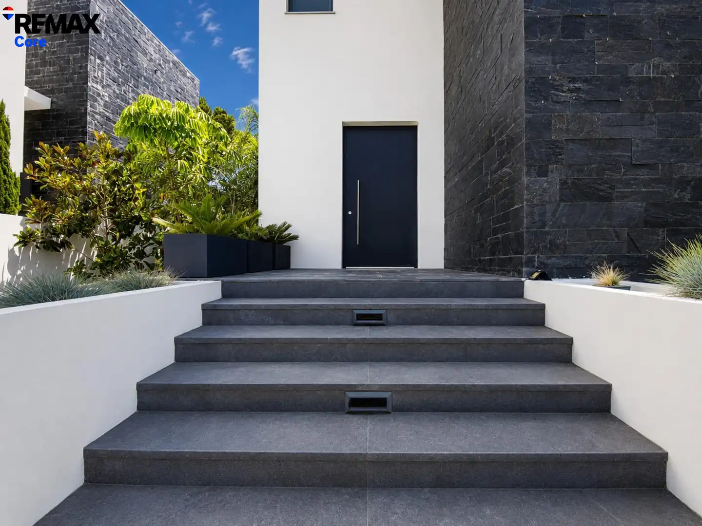 Vista exterior de Casa o xalet en venda en Marbella amb Aire condicionat, Calefacció i Jardí privat