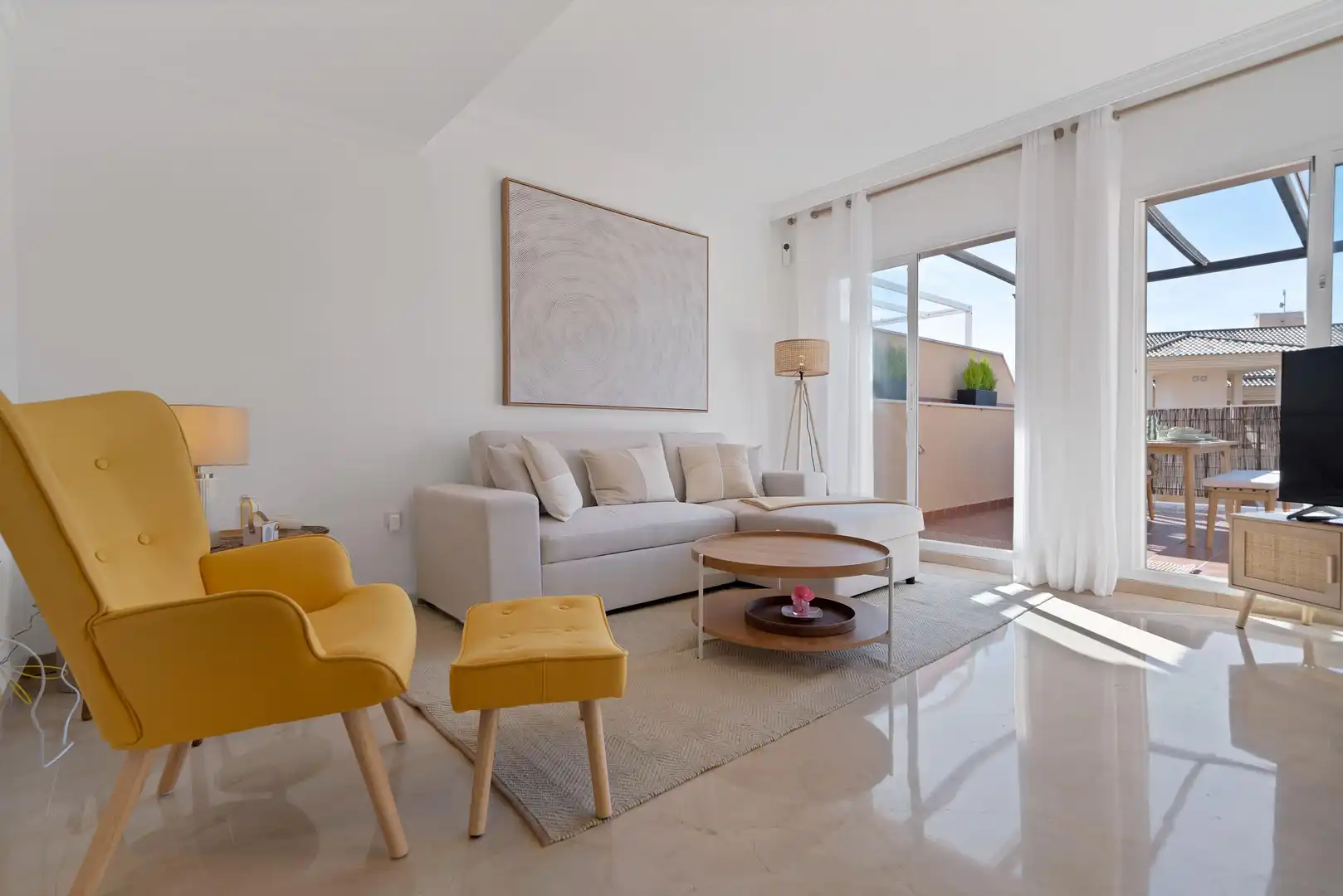 Sala d'estar de Apartament de lloguer en Marbella amb Jardí privat, Terrassa i Moblat