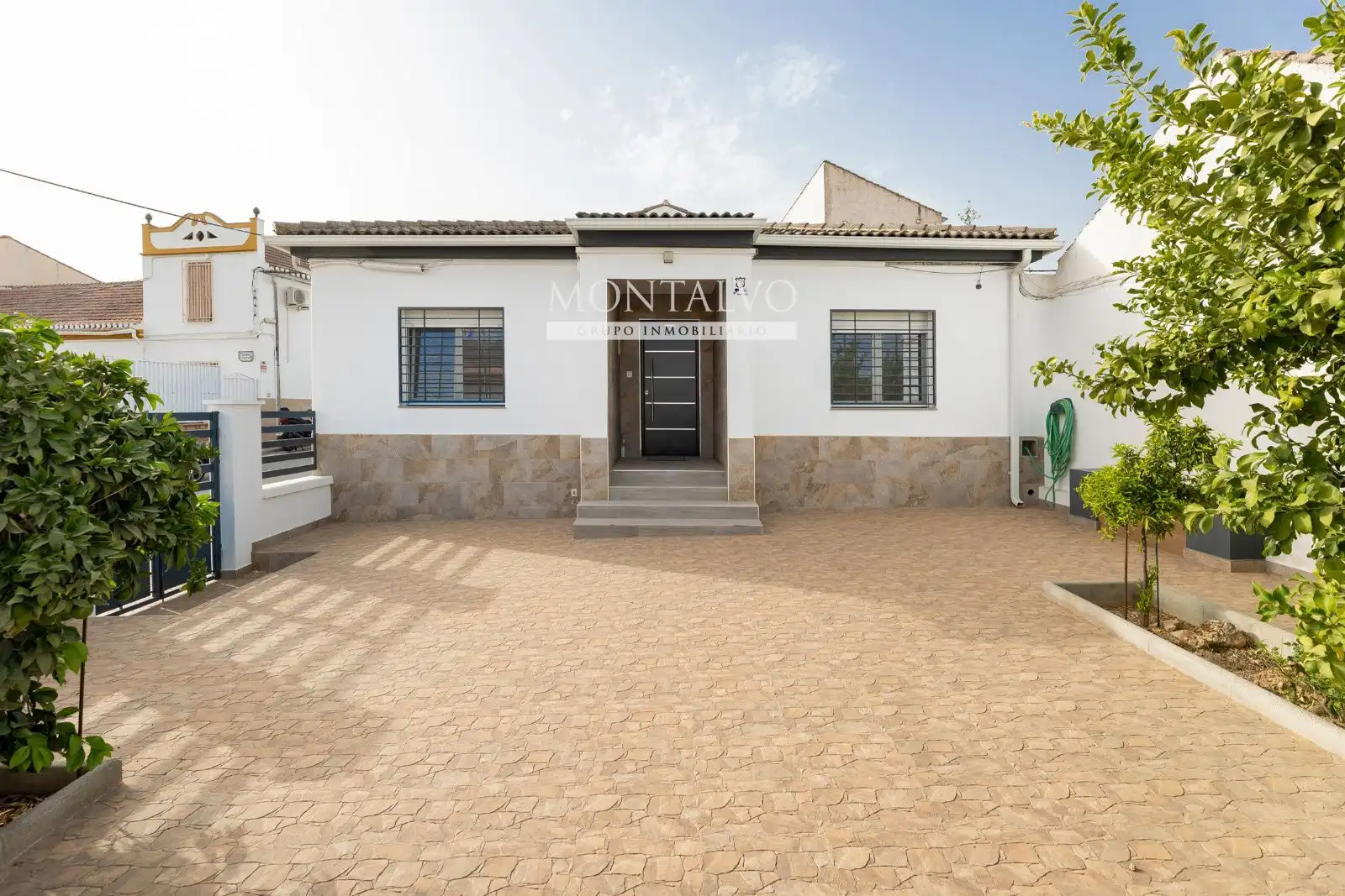 Vista exterior de Casa o xalet en venda en Pinos Puente amb Aire condicionat, Calefacció i Terrassa