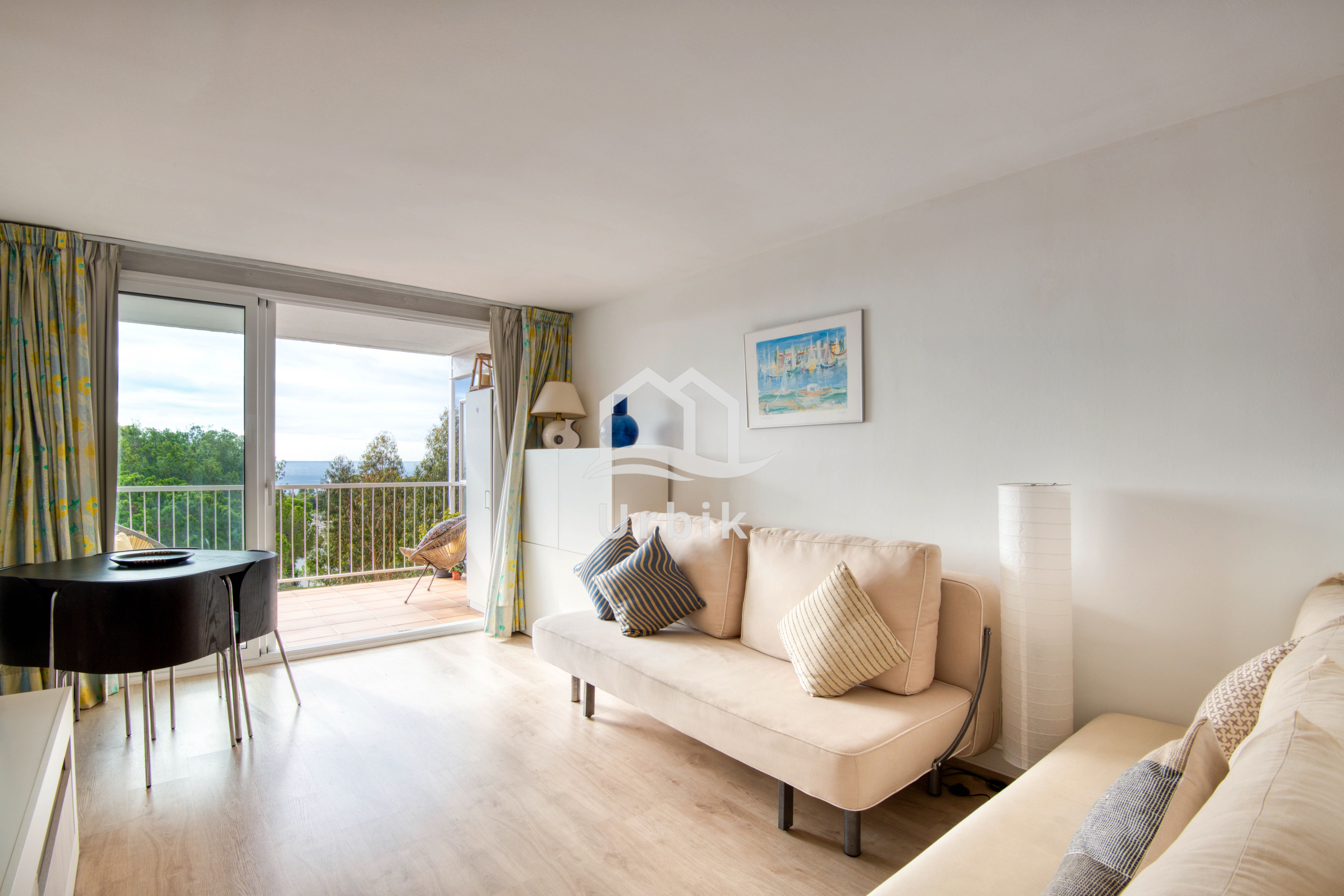 Sala d'estar de Estudi en venda en Castell-Platja d'Aro amb Parquet, Terrassa i Moblat