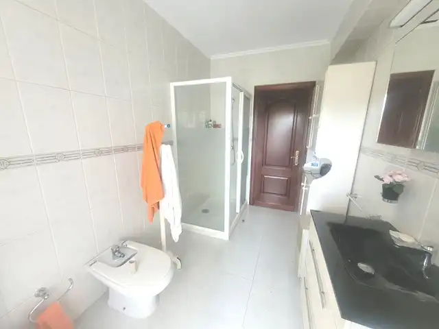 Baño de Casa adosada en venta en Valdoviño con Jardín privado, Trastero y Amueblado