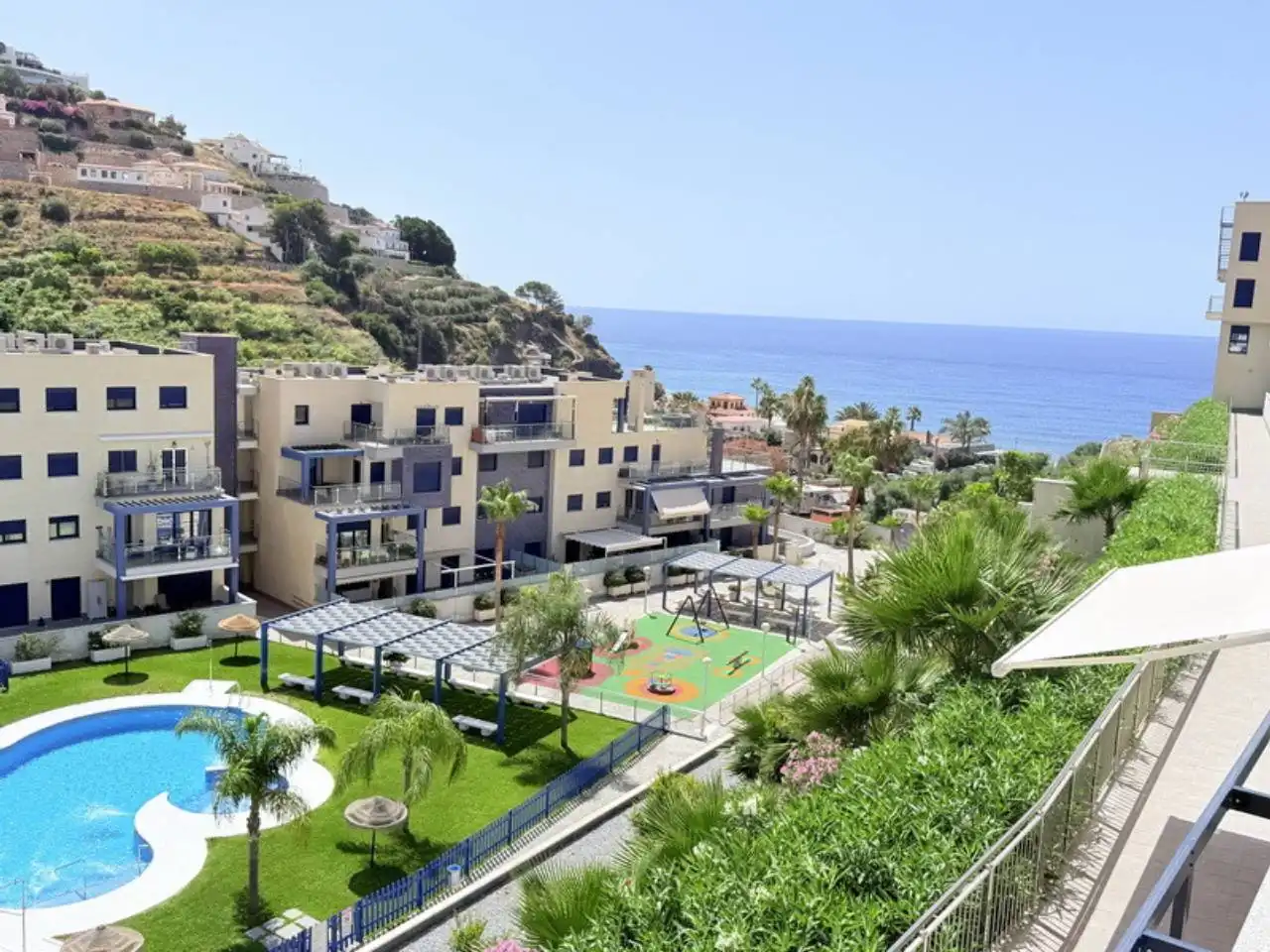 Vista exterior de Apartamento de alquiler en Almuñécar con Terraza y Piscina comunitaria