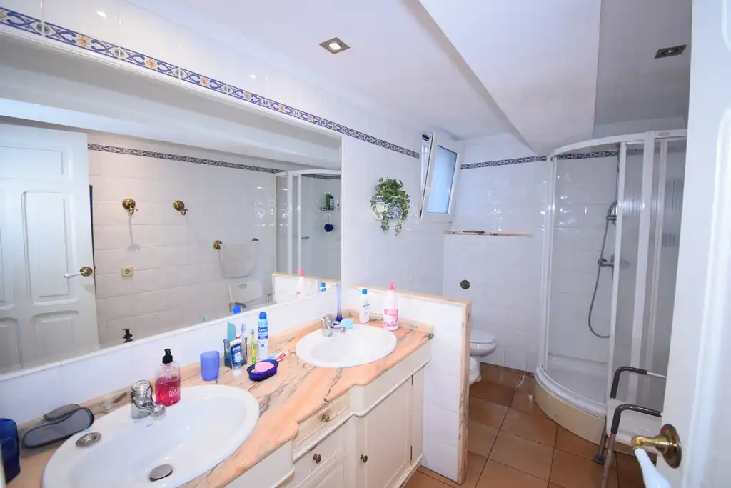 Baño de Casa adosada en venta en Pontedeume con Calefacción y Jardín privado