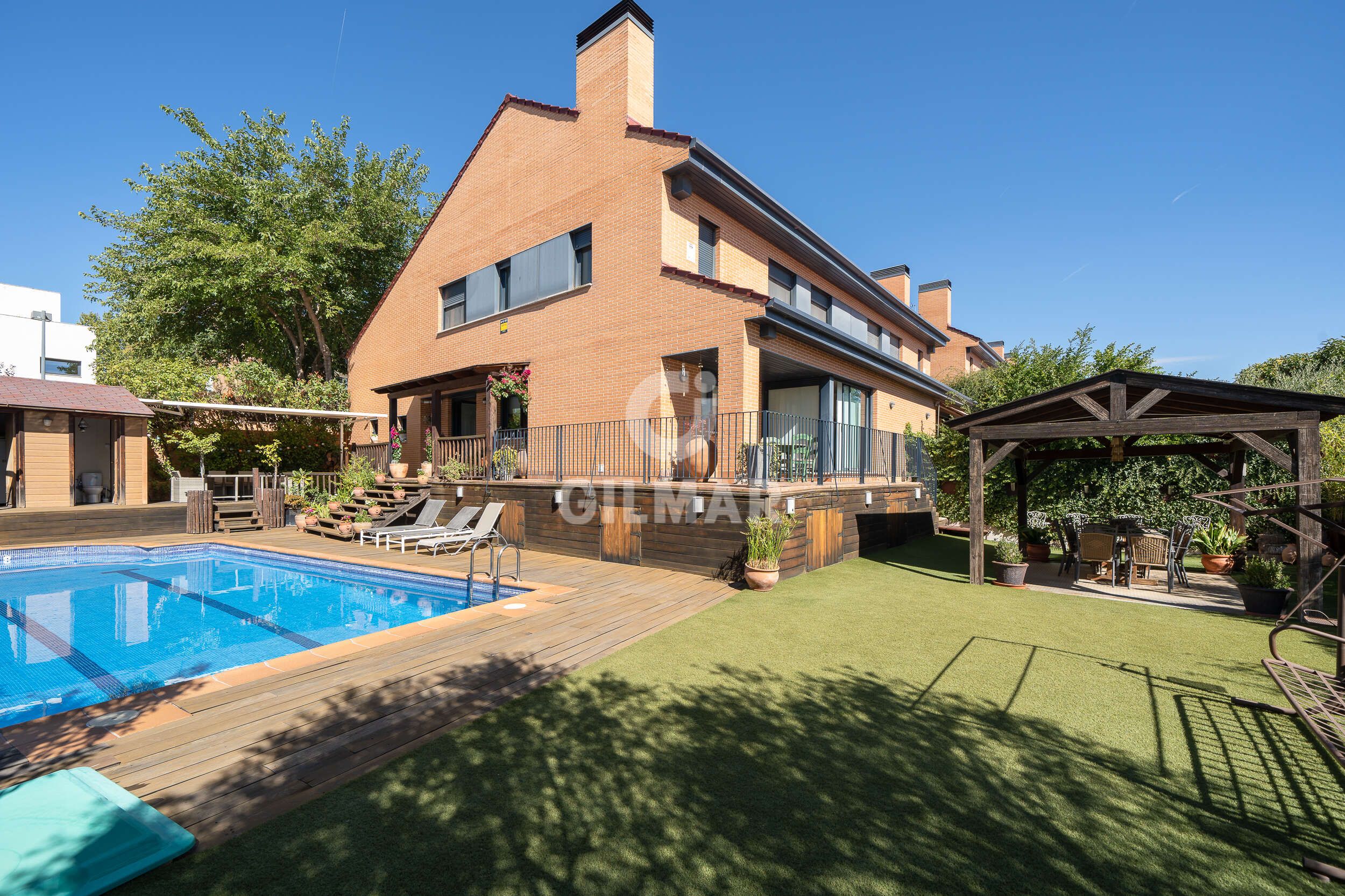 Vista exterior de Casa adosada en venta en Paracuellos de Jarama con Calefacción, Jardín privado y Piscina