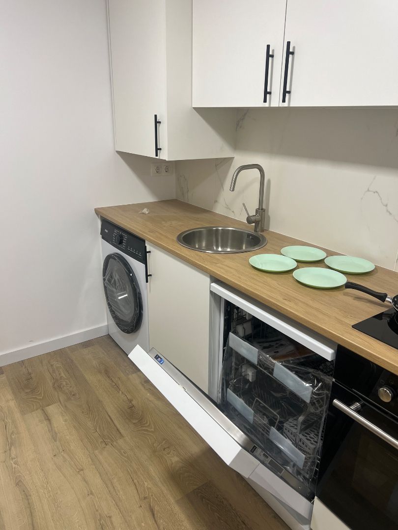 Kitchen of Flat to share in L'Hospitalet de Llobregat  with Air Conditioner, Heating and Parquet flooring