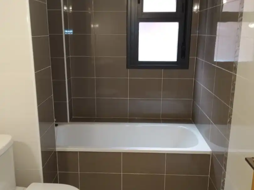 Badezimmer von Wohnung zur Miete in Navalcarnero mit Heizung, Terrasse und Abstellraum