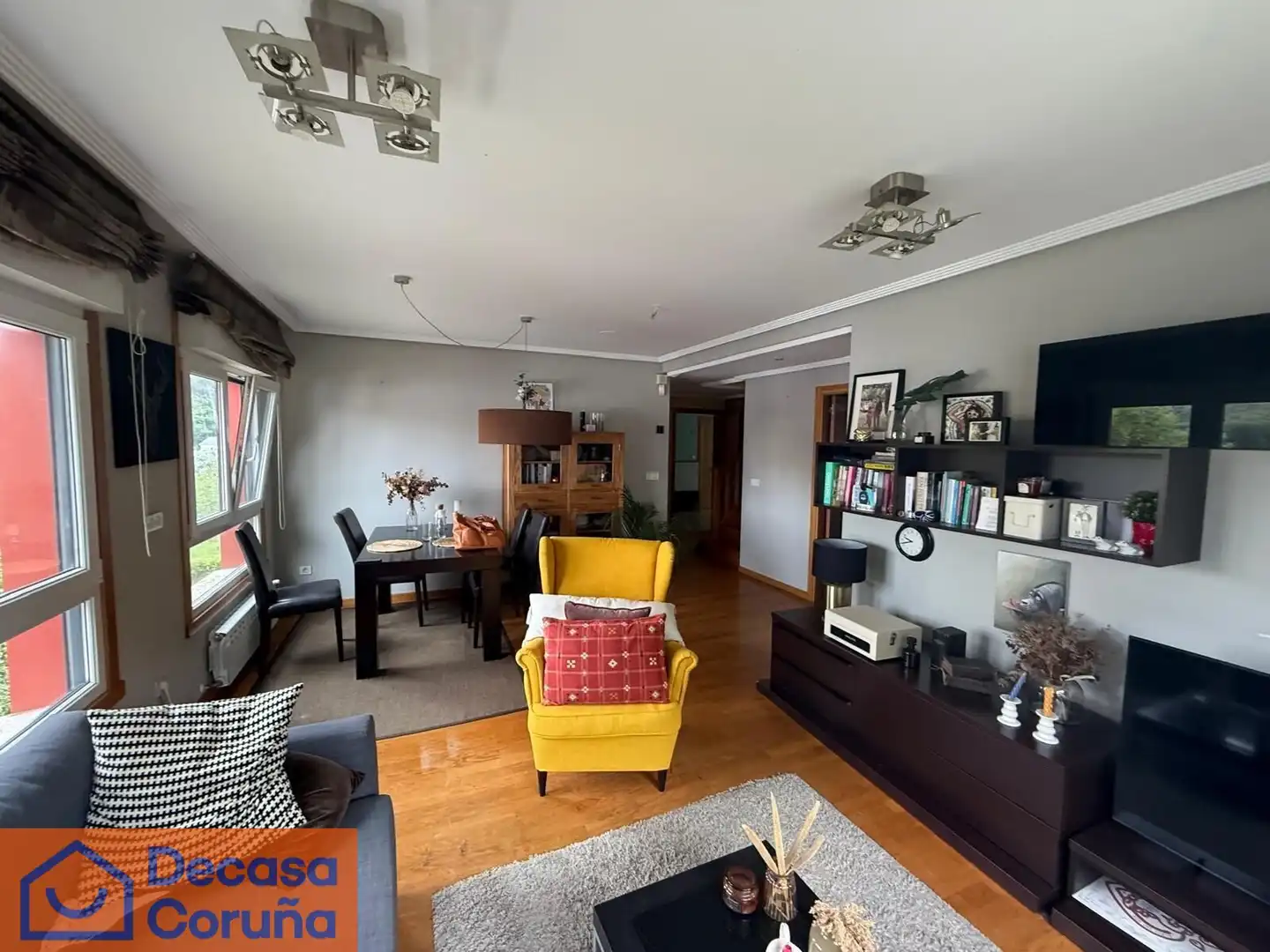 Sala de estar de Ático en venta en Oleiros con Calefacción, Parquet y Trastero
