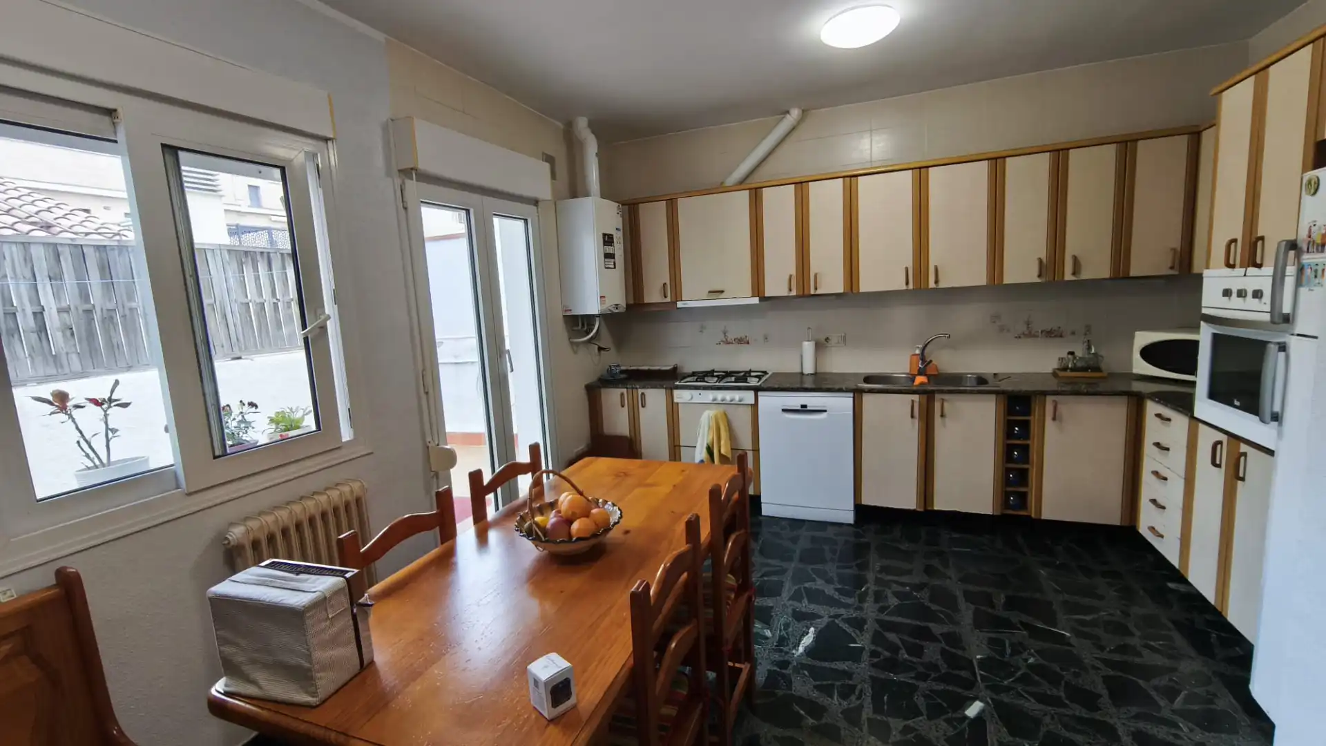 Cocina de Casa adosada en venta en Cerdanyola del Vallès con Calefacción, Terraza y Balcón